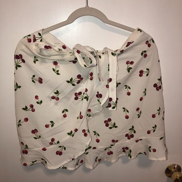 NastyGal (US 10) cherry 2-piece set - Picture 3 of 5